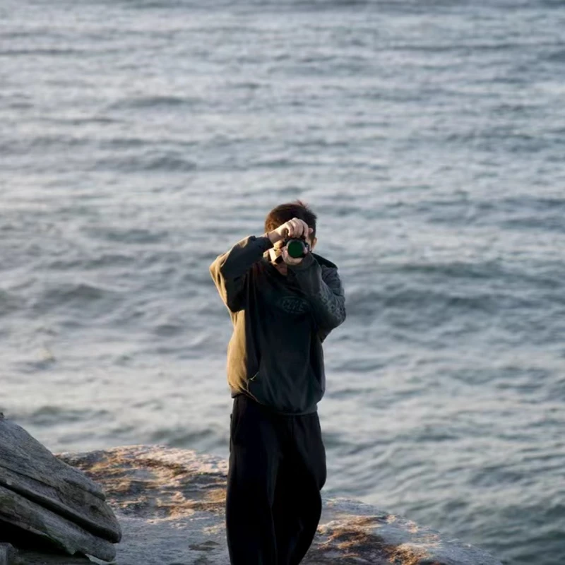 Mingyuan Ba photographing beside the water